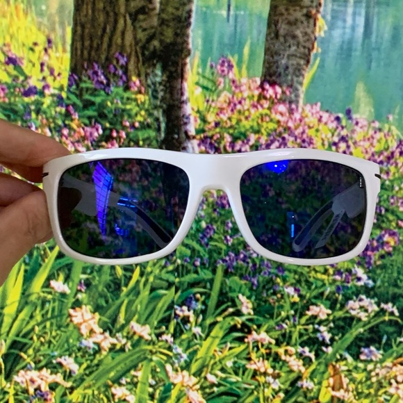 Eddie Bauer Sunglasses in blue lenses - Picture 12 of 13